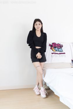 物恋传媒 No.2286 闪闪 – 板鞋、两双自然穿脏白棉袜