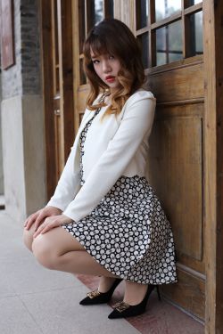 [奈丝] NO.064 高高 把你捧在手上