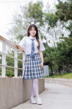 物恋传媒 No.2242 闪闪 -板鞋、厚白丝、户外草地公园沙滩脱鞋丝袜走路剧情