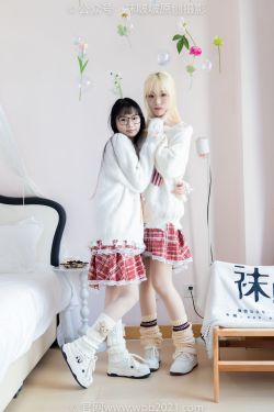 BoBoSocks袜啵啵 No.484 小甜豆&甜甜圈 – 两双板鞋、油亮肉丝、堆堆袜套、白棉袜、脚对脚 斗脚 手互相挠脚剧情