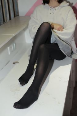 [奈丝] NO.077 猫璃 纯黑的丝 正红的鞋