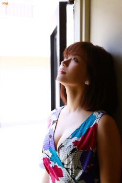 安枝瞳《きれいで刺激的なお姉さん》 [Bomb.TV] 2015年07月号