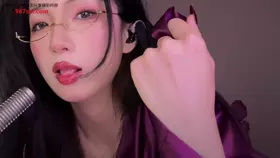 晚安yoyo_摩擦胸罩带子，ru骂小狗_舔耳