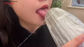 小鱼晕晕要睡觉_舔塑料浴帽麦