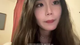 夏栖该睡啦_露脸舔手指