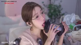 酥酥学姐_金丝眼镜的舔耳