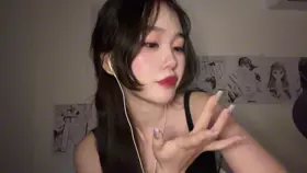 你的好朋友西州_嗦嗦手指_近景舌头展示略略路_吐口水_这个博主总喜欢玩点变态的