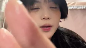 小也睡不醒_舔手指