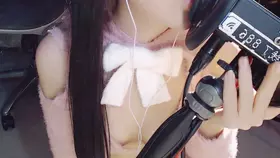 Aki秋水_跨年视频_粉毛衣