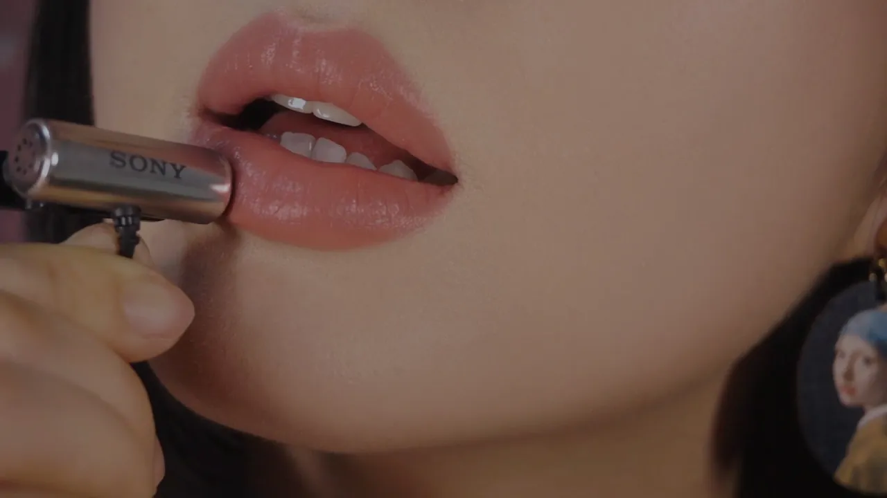 迷你麦克风触碰嘴唇，令人愉悦的口腔音