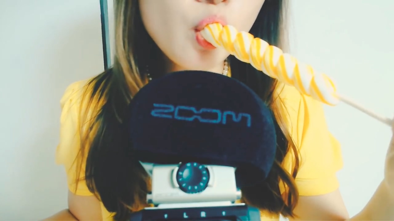 MELODY 吃白色情人节的纪念糖果