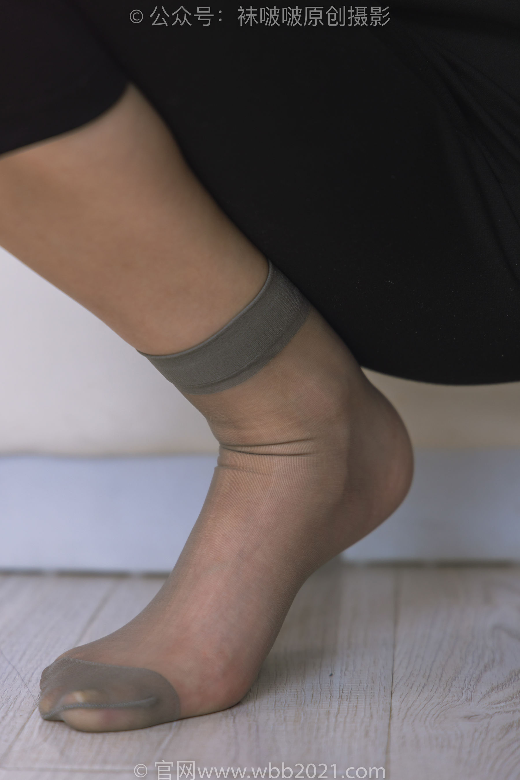 BoBoSocks袜啵啵 No.245 小甜豆 -高跟鞋、短灰丝、半蹲镜头较多_第2张