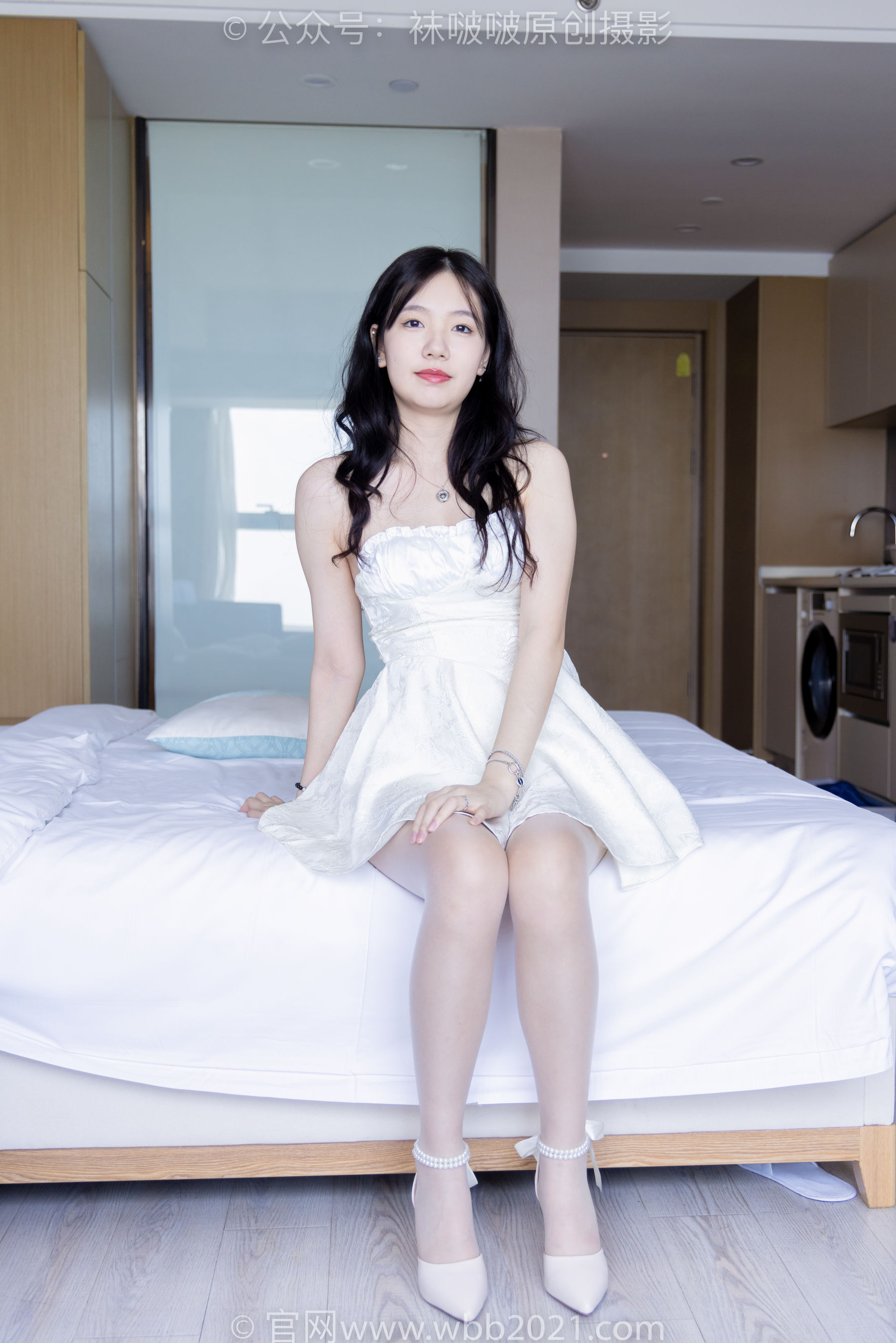 BoBoSocks袜啵啵 No.367 小甜豆 -高跟鞋、油亮白丝、丝袜踩奶油蛋糕_第1张