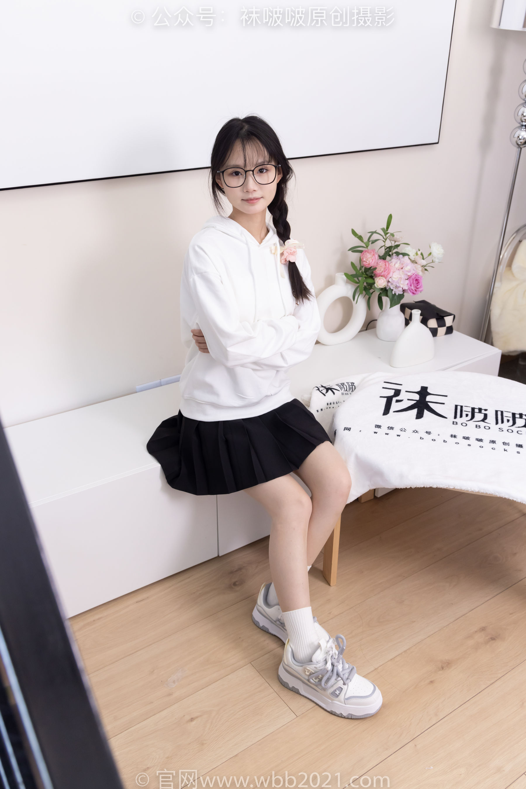 BoBoSocks袜啵啵 No.368 甜甜圈 -运动鞋、白棉袜、油亮肉丝_第1张