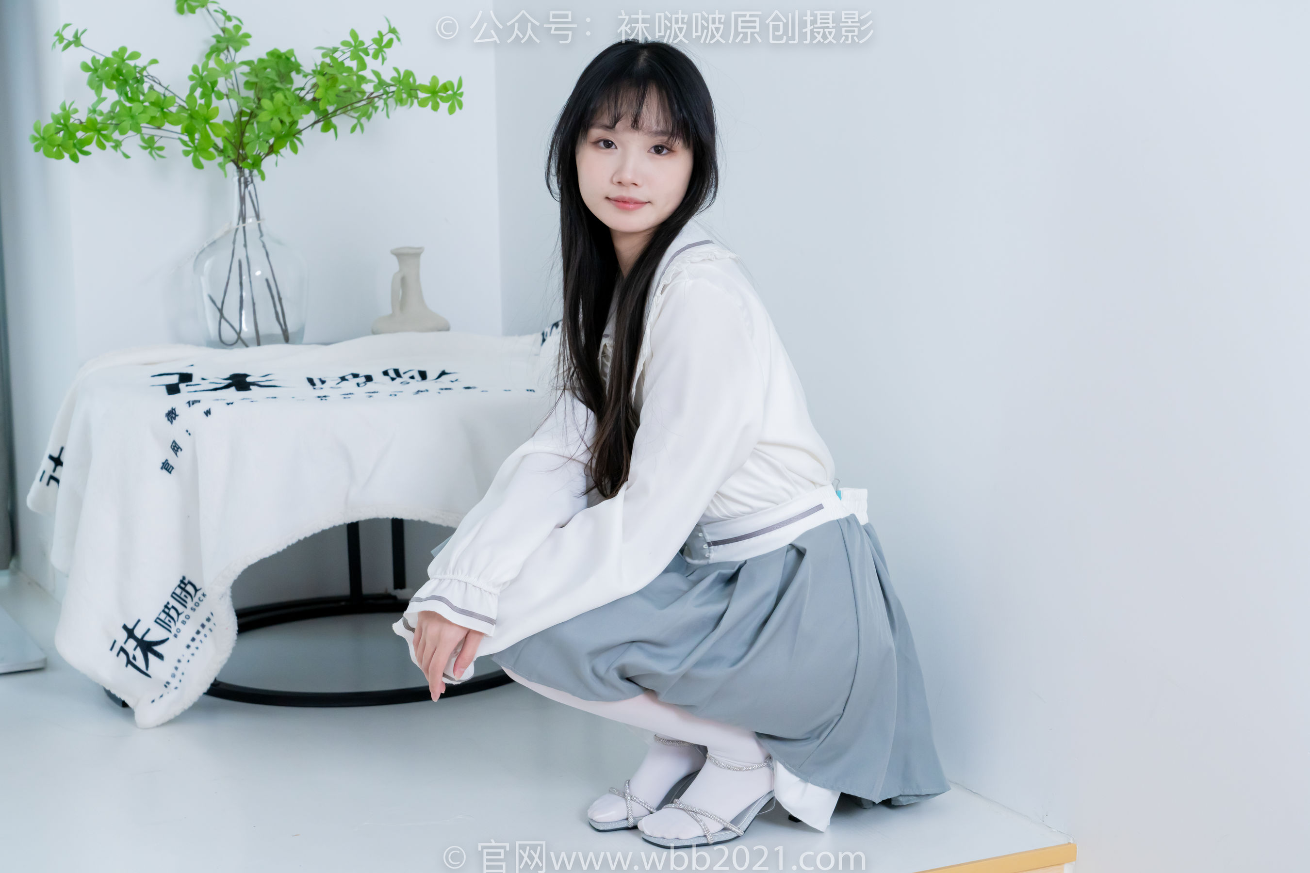 BoBoSocks袜啵啵 No.468 甜甜圈 - 高跟凉鞋、厚白丝、裸足、丝袜和裸足踩蓝莓剧情_第1张