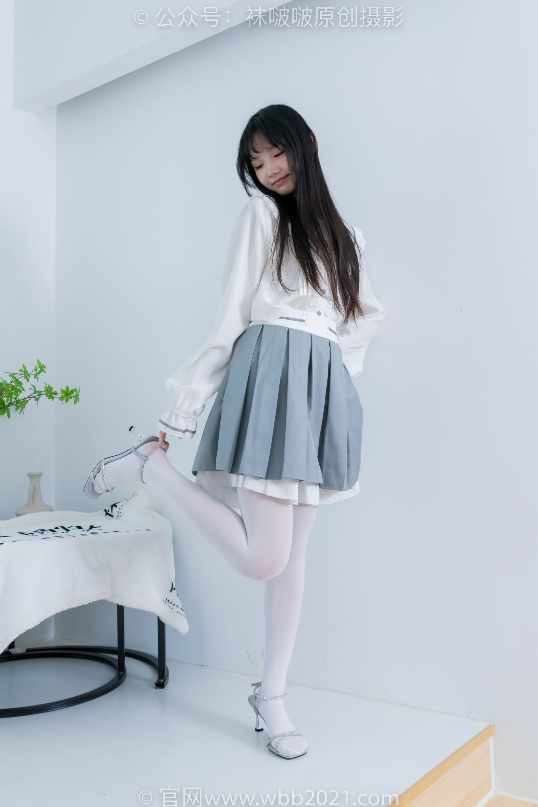 BoBoSocks袜啵啵 No.468 甜甜圈 - 高跟凉鞋、厚白丝、裸足、丝袜和裸足踩蓝莓剧情_第2张