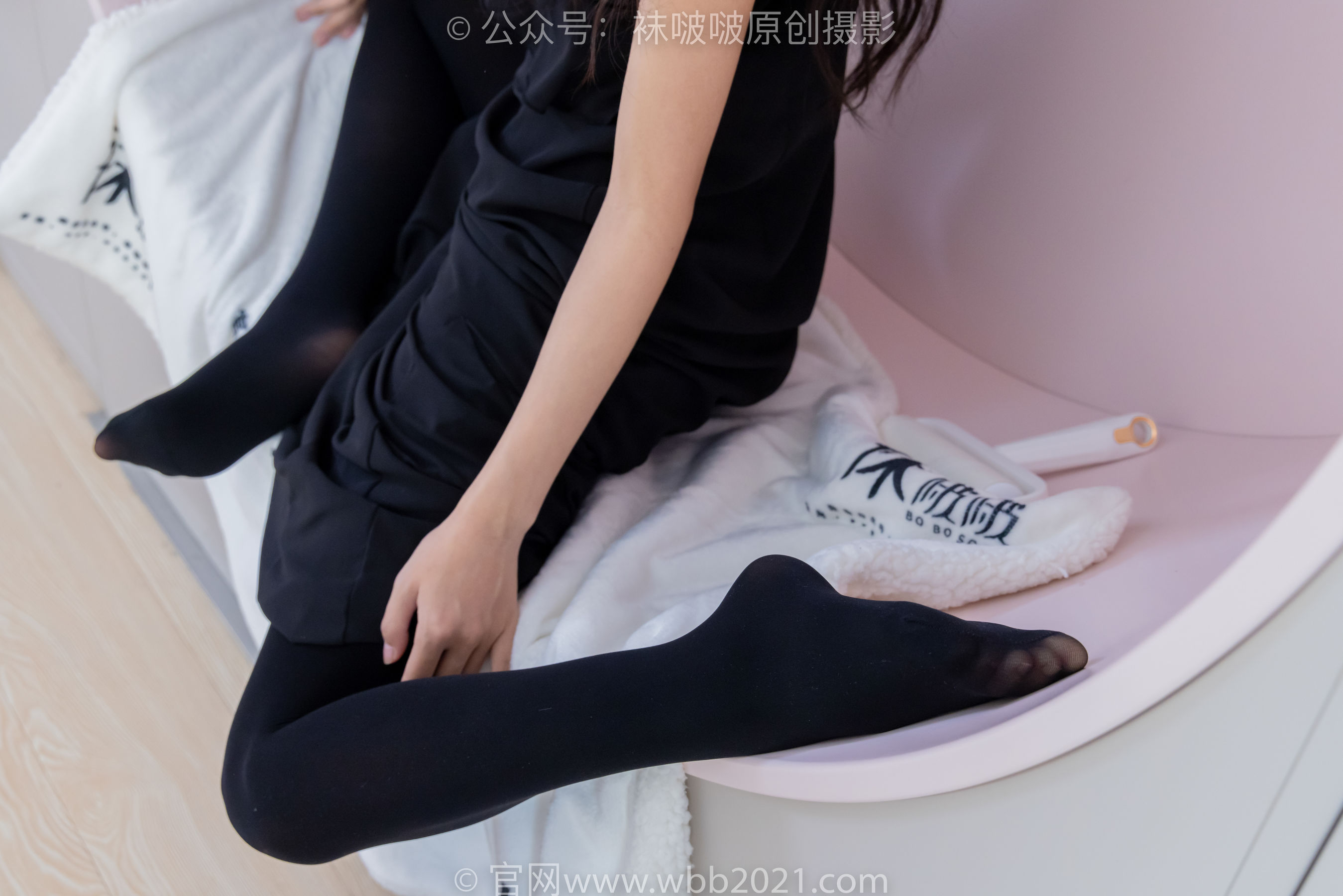 BoBoSocks袜啵啵 No.511 奶油 - 平底鞋、厚黑丝、做瑜伽动作时老头乐挠脚剧情_第5张