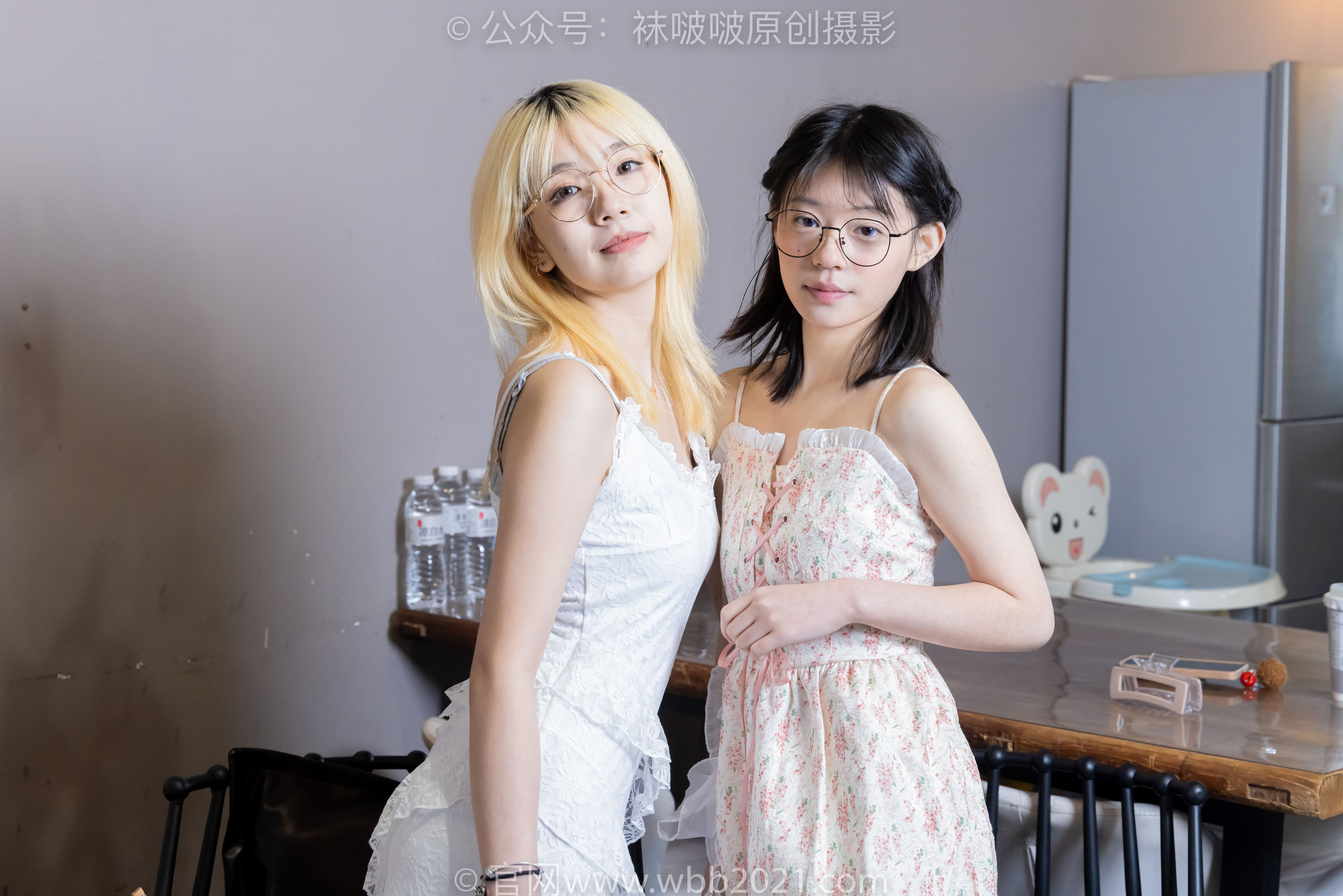 BoBoSocks袜啵啵 No.524 小甜豆&糯米 - 高跟鞋、板鞋、白棉袜、薄白丝、油亮薄肉丝、裸足、双人踩酸奶_第3张