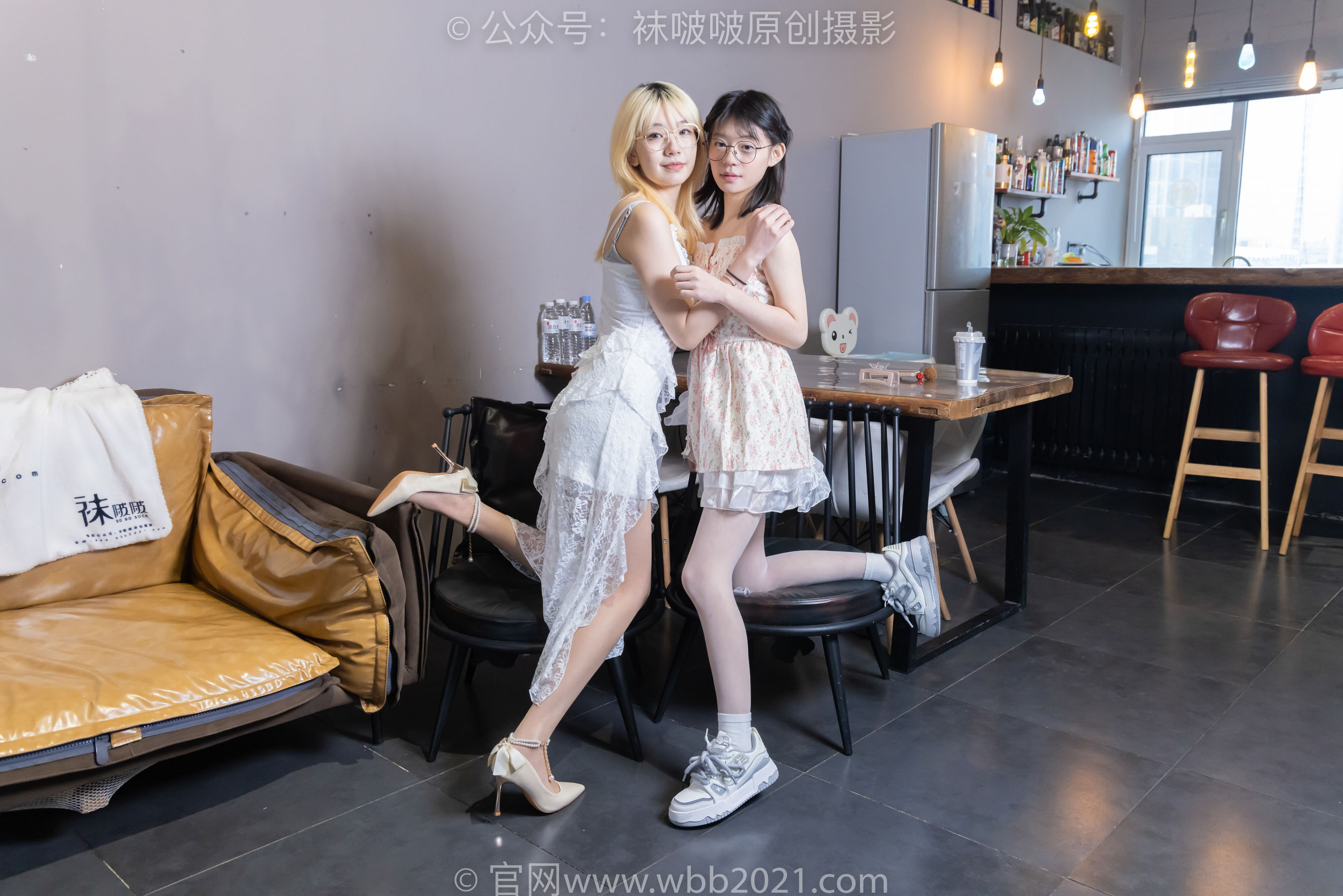 BoBoSocks袜啵啵 No.524 小甜豆&糯米 - 高跟鞋、板鞋、白棉袜、薄白丝、油亮薄肉丝、裸足、双人踩酸奶_第4张