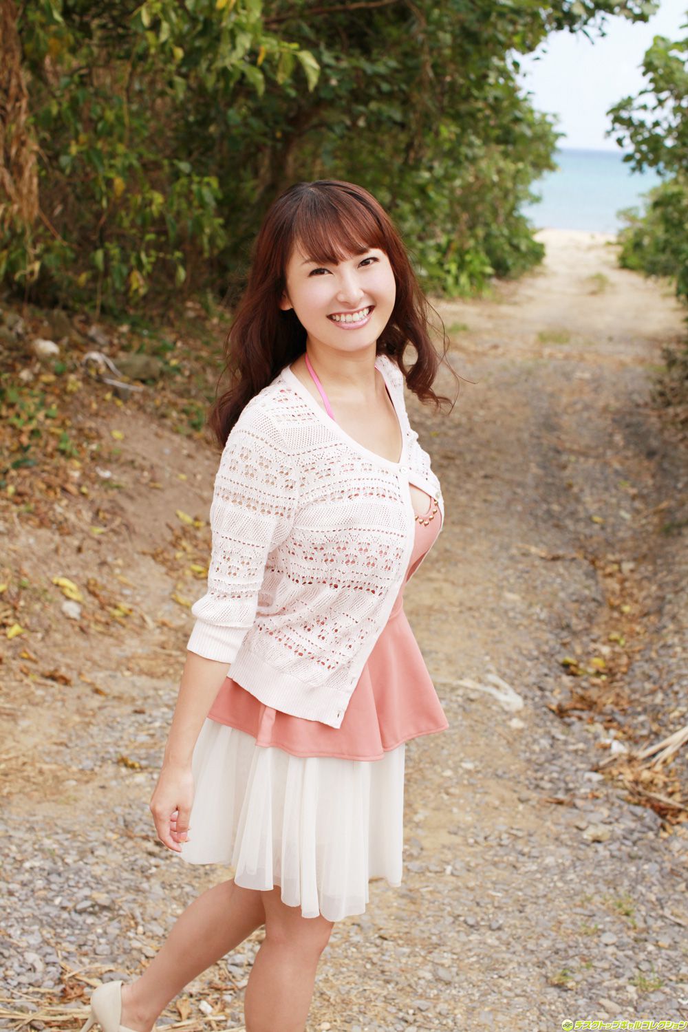 中川朋美《胸元からこぼれ落ちるダイナマイトJカップ》 [DGC] NO.1078_第1张