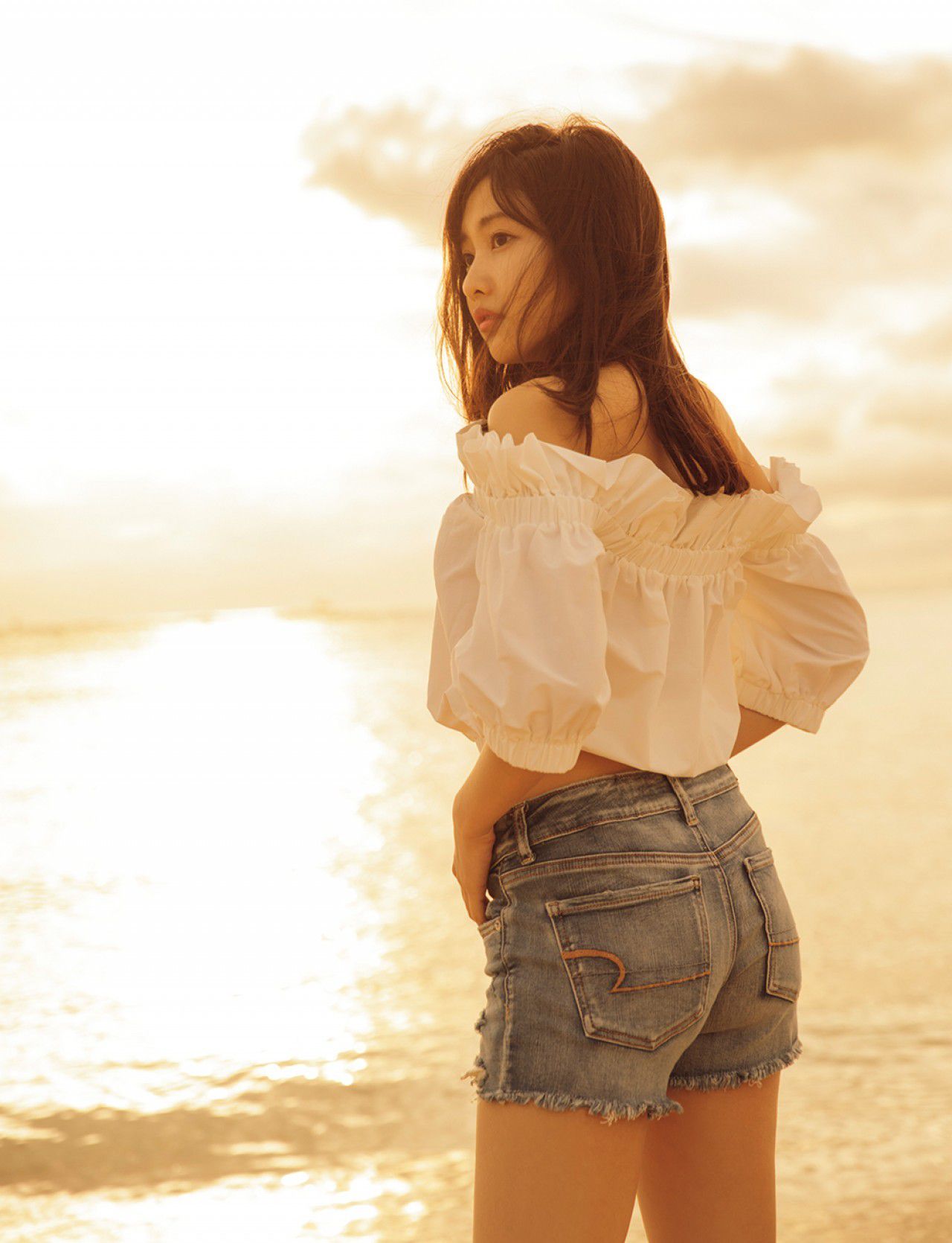 [FRIDAY] 2018.06.01 佐野ひなこ 話題の写真集から「神ハ?スト」を先行公開！_第2张