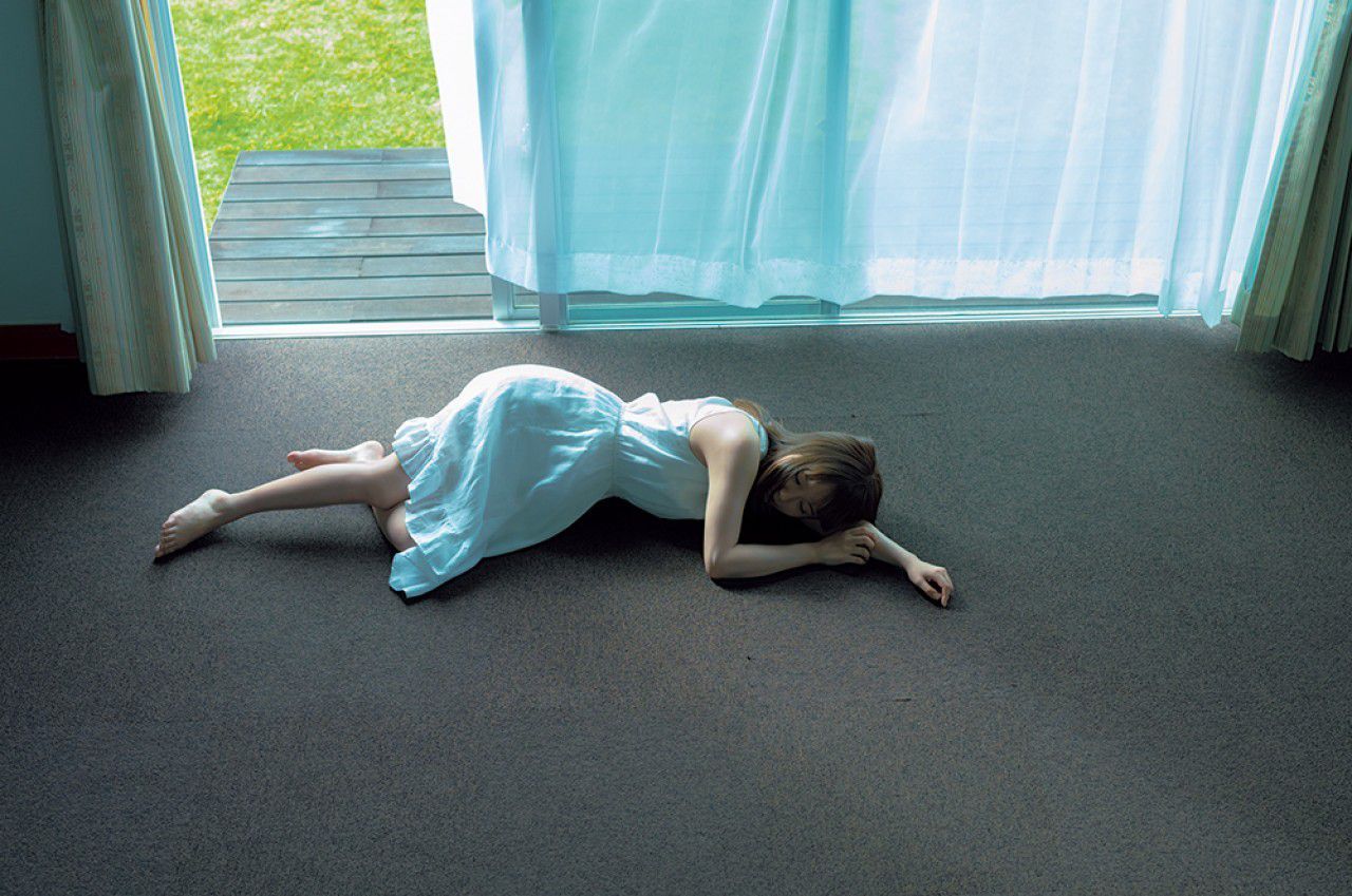 [FRIDAY] 2018.07.13 尾崎由香 アニメ『けものフレンズ』のメインキャラ声優が白ビキニになりました_第2张