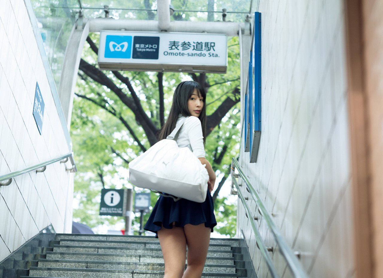 [FRIDAY] 2018.07.13 川崎あや くびれスト?「ジムでエッチな筋トレを」奇跡のボディライン スペシャル9カット！動画付き_第1张