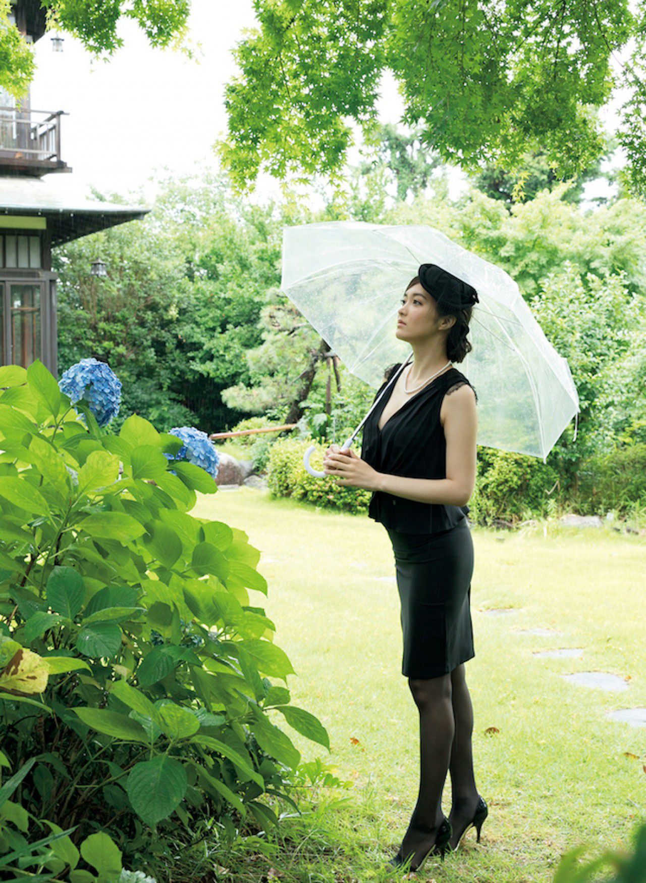 [FRIDAY] 2018.07.20 葉加瀬マイ 喪服を脱いで… トップグラドルが禁断のエロスを演じたスペシャル13カット！(動画付き)_第3张