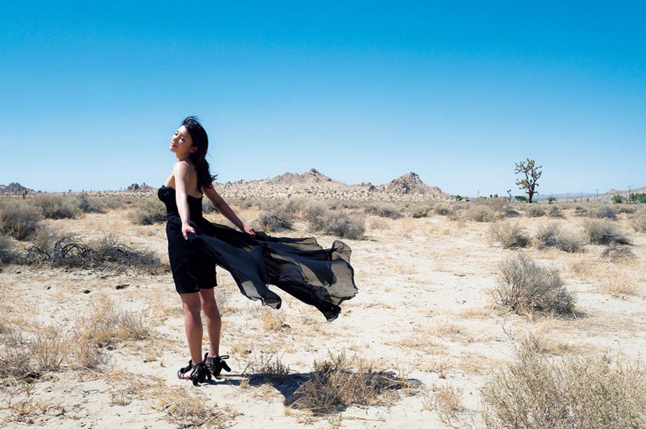 [FRIDAY] 2018.08.31 久松郁実 3年ふ?りのセカント?写真集からヘ?ストショットをスクーフ?公開_第5张