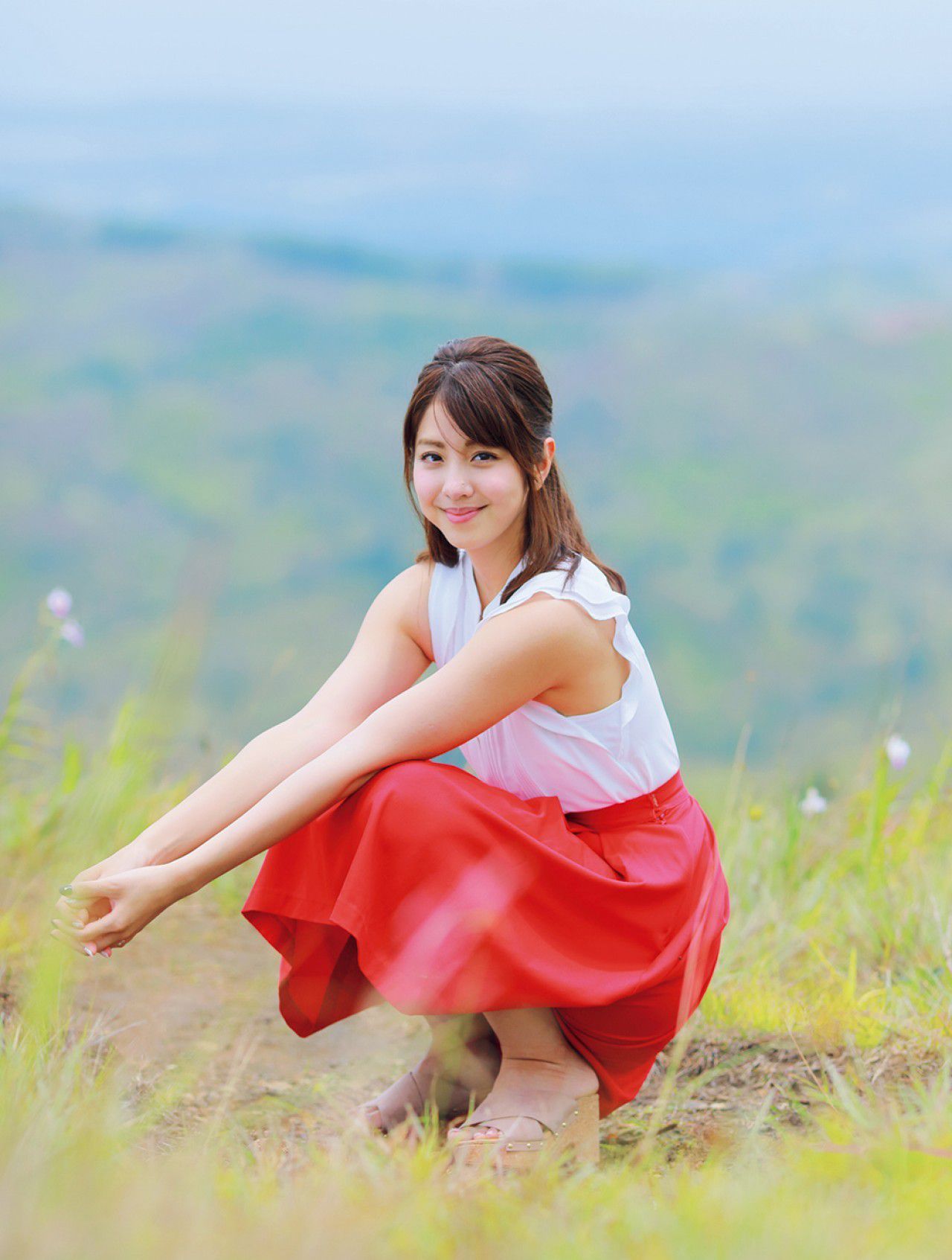 [FRIDAY] 2018.09.21 本郷杏 あんまり見ないて?ね 胸の谷間とむっちりヒッフ?_第3张