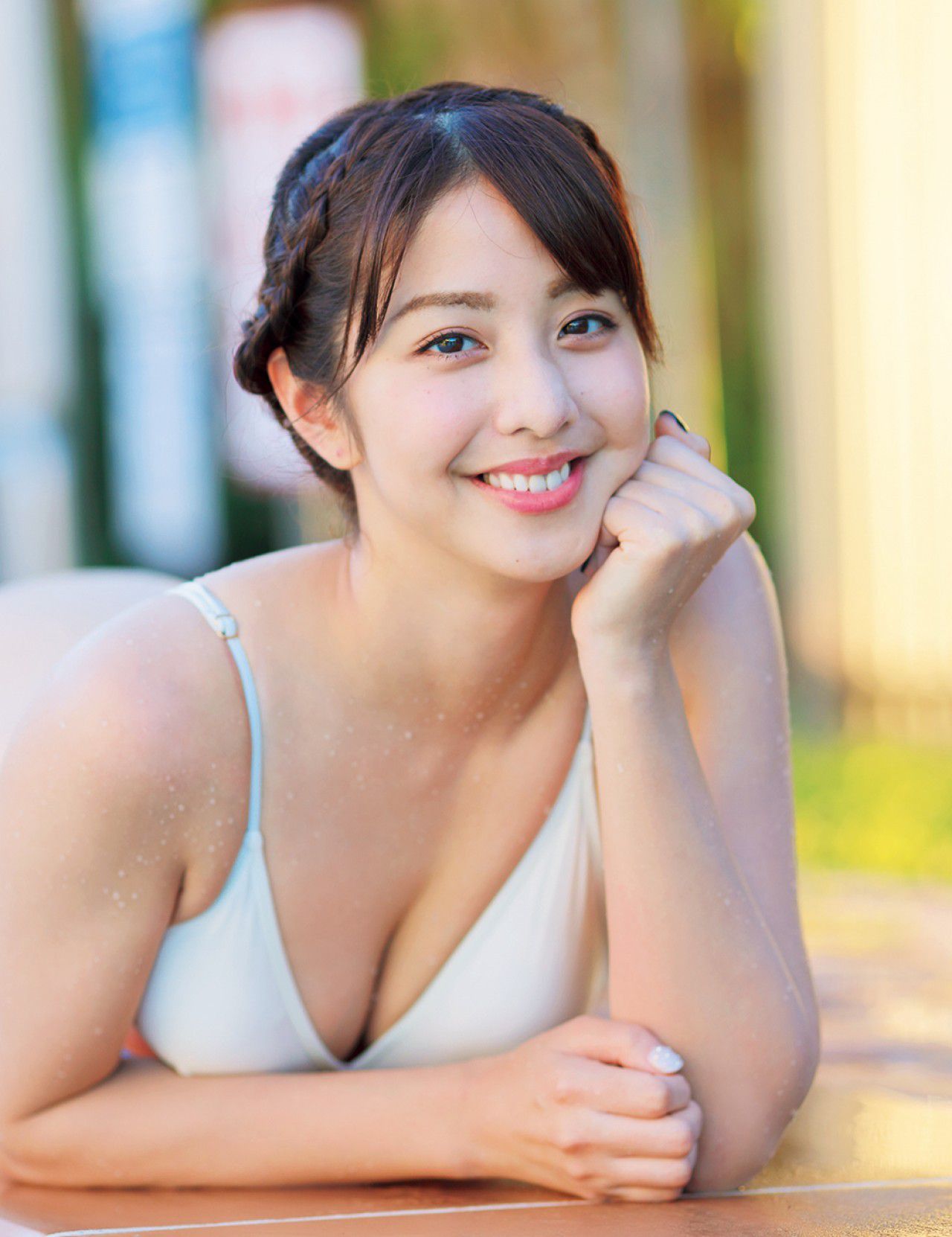 [FRIDAY] 2018.09.21 本郷杏 あんまり見ないて?ね 胸の谷間とむっちりヒッフ?_第4张