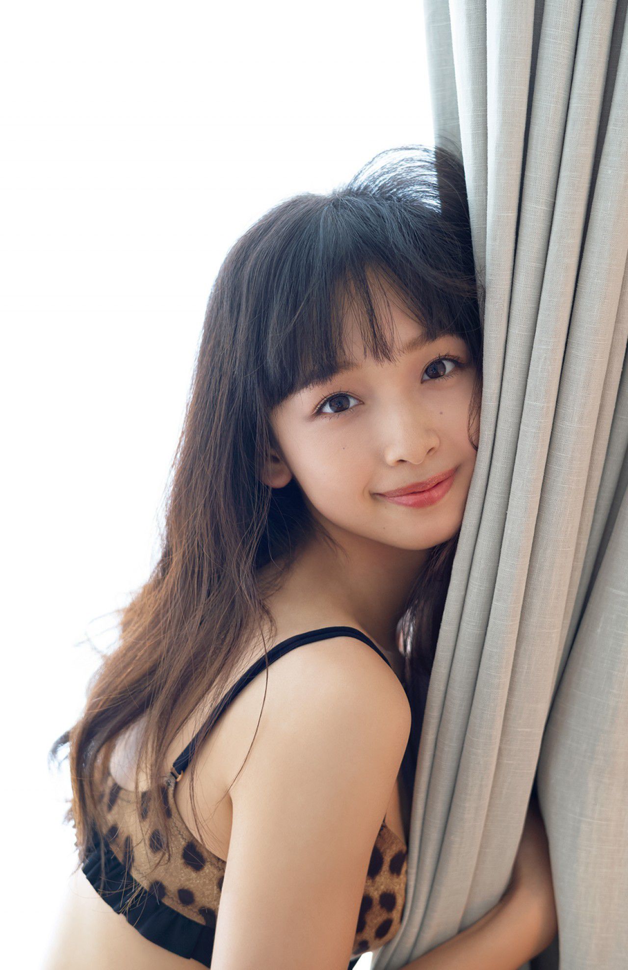 [FRIDAY] 2018.10.12 華村あすか ちょっひ?りオトナなヒ?キニて?シャワー(動画付き)_第1张