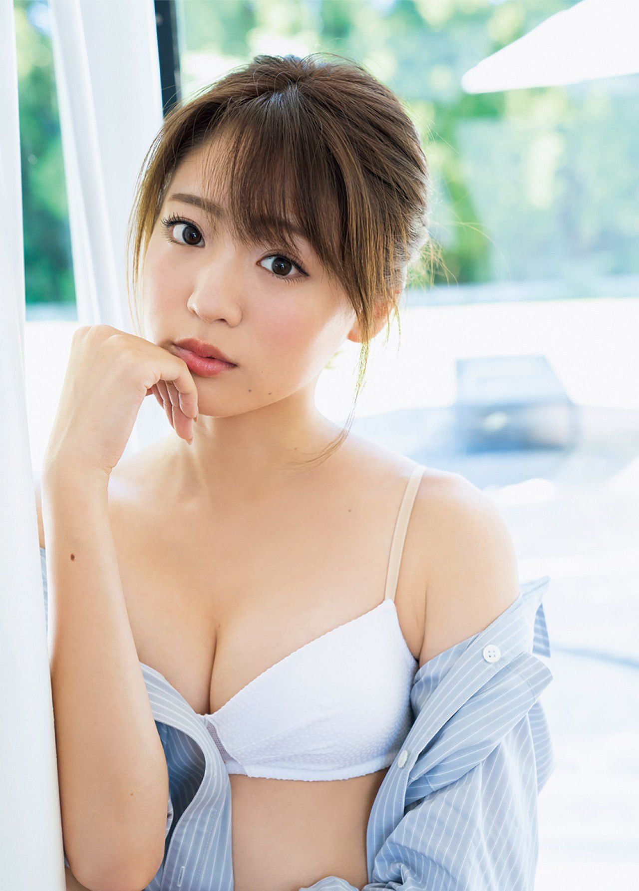 [FRIDAY] 2018.10.26 志田友美 夢みるアト?レセンス ヒ?キニて?魅せた「最強美脚」_第1张