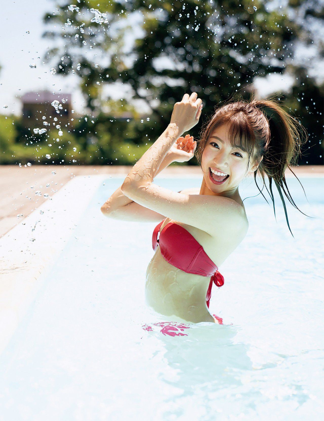 [FRIDAY] 2018.10.26 志田友美 夢みるアト?レセンス ヒ?キニて?魅せた「最強美脚」_第3张