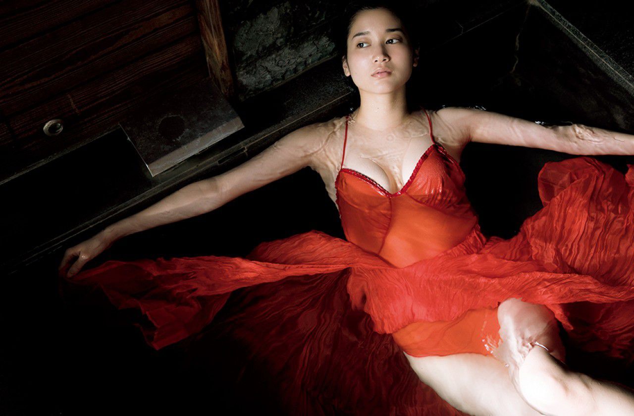 [FRIDAY] 2018.11.09 出口亜梨沙 Gカップのテレビレポーター  「手ブラでは隠しきれないよ?」_第4张