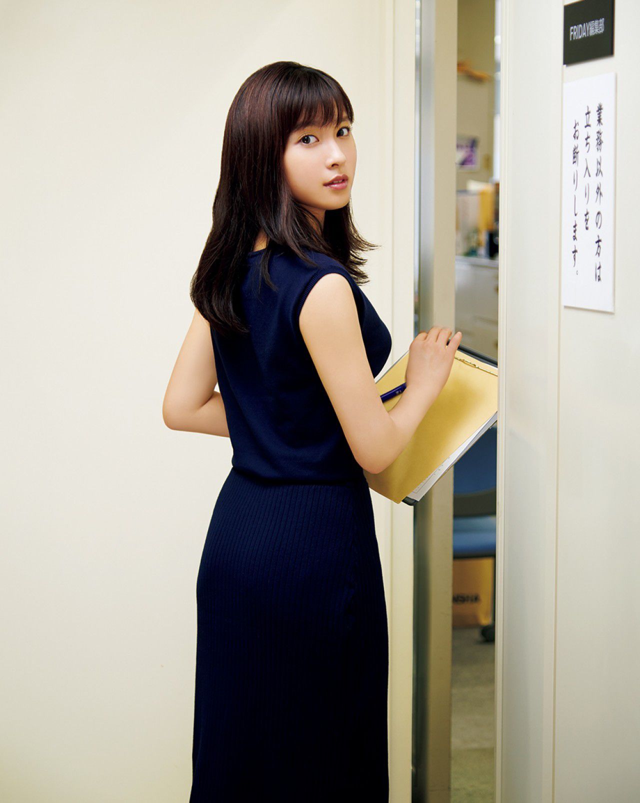 [FRIDAY] 2018.12.07 土屋太鳳 オフィスでセクシー_第1张