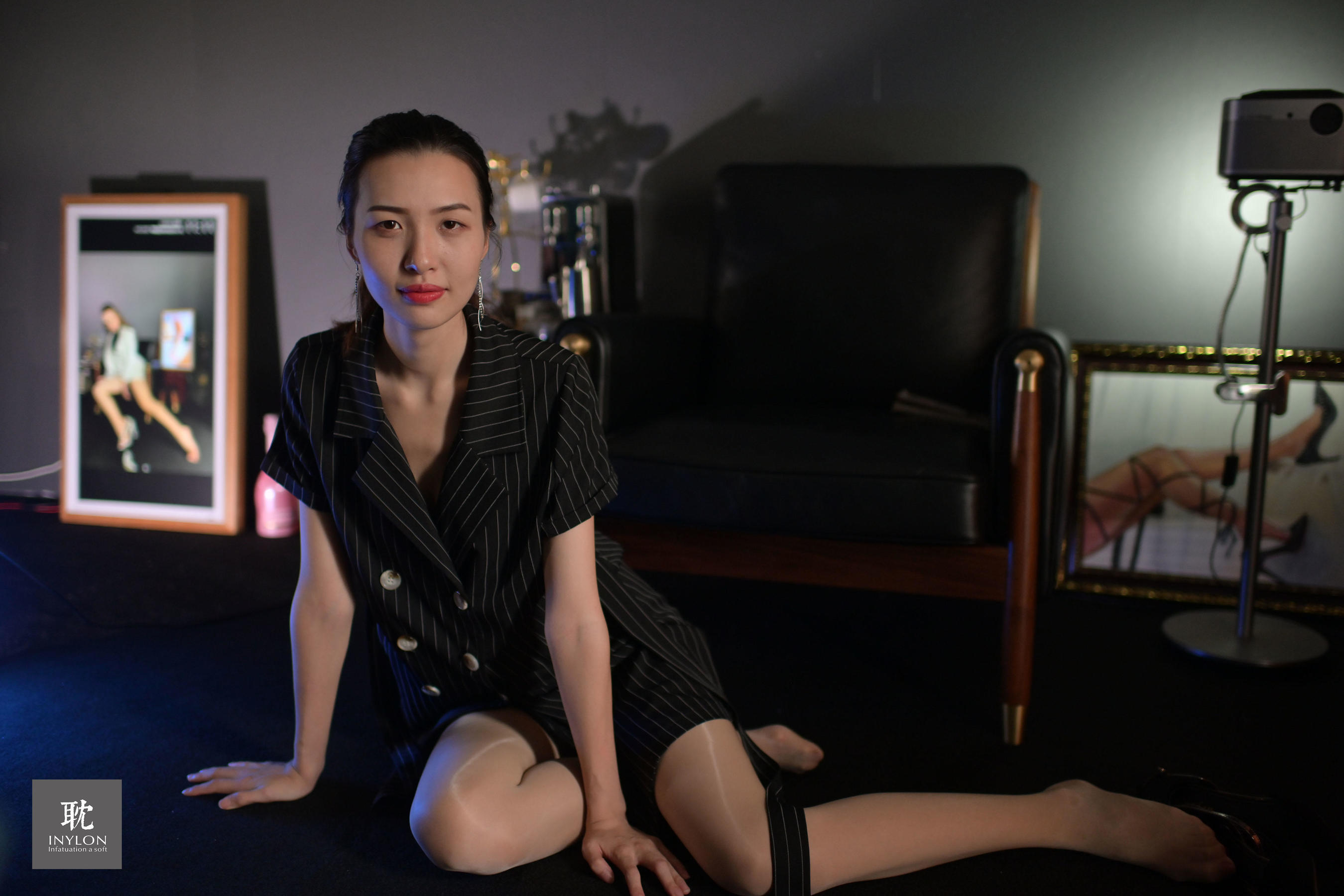 [IESS普惠集] 181 模特大妞 《大妞的马油袜II》_第1张