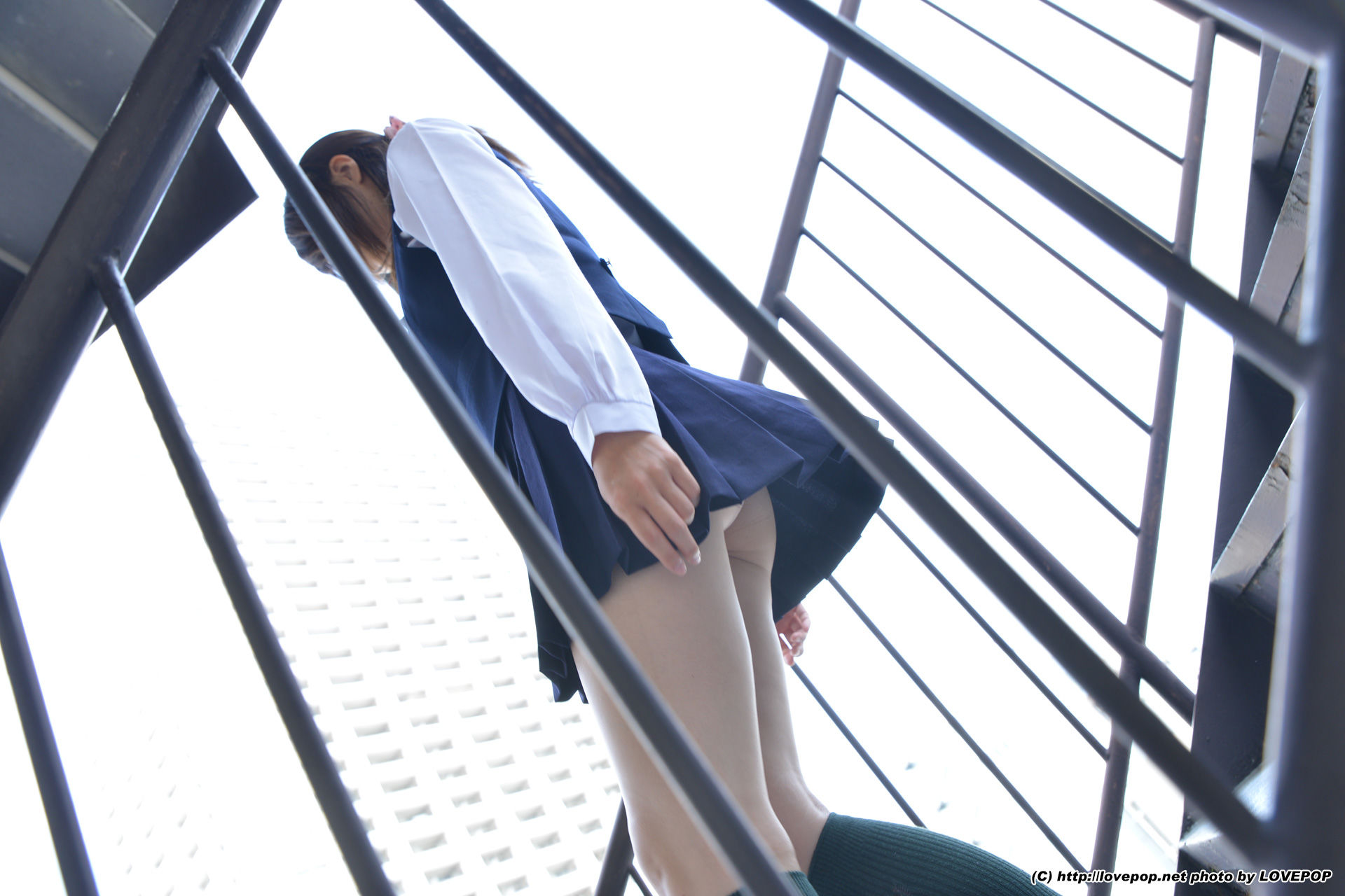 [LOVEPOP] Yamaguchi Ayaka 山口彩加 Stairway Voyeur T-back! ! Uniform vest - PPV_第3张