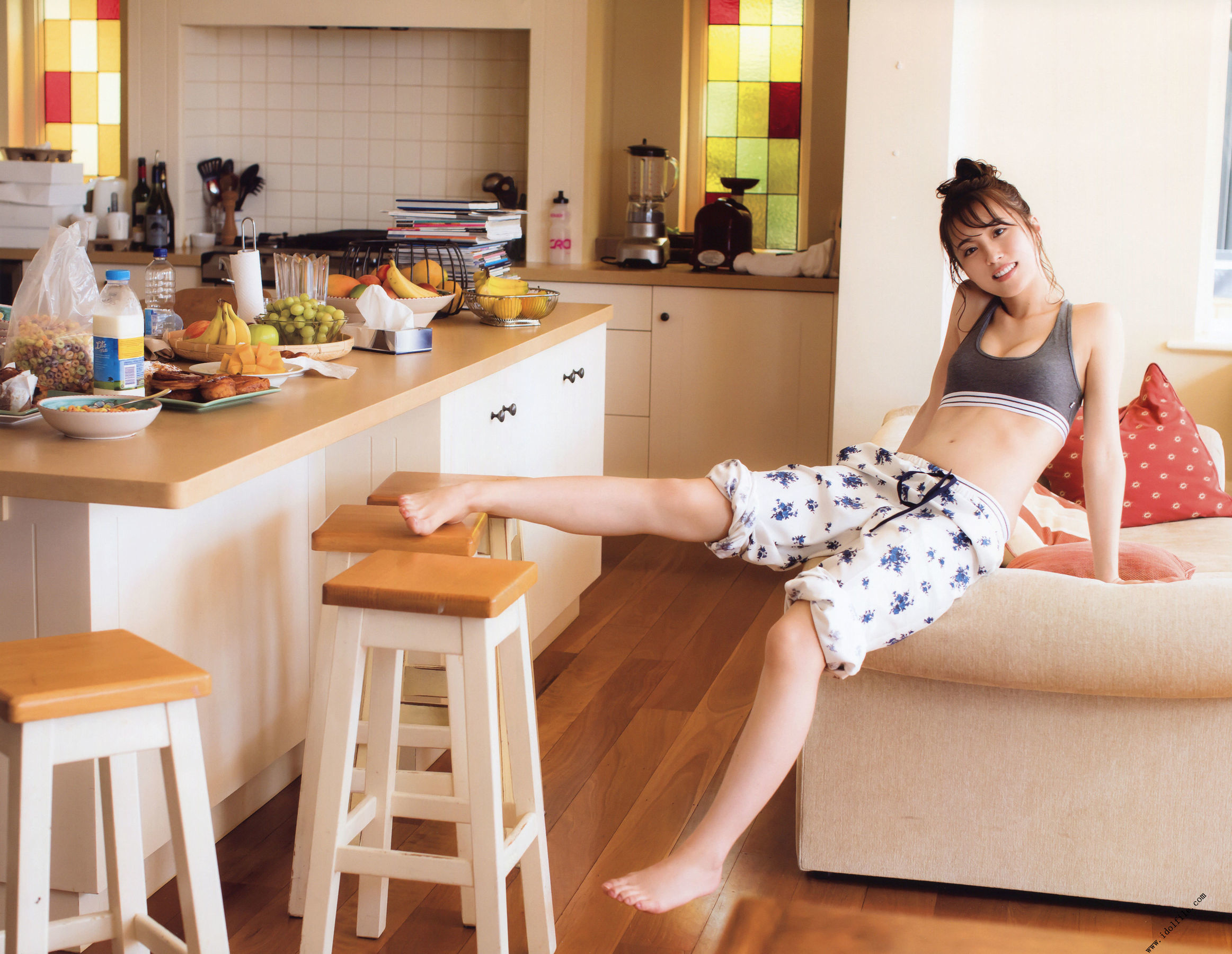 衛藤美彩《話を聞こうか。》 [PhotoBook]_第2张