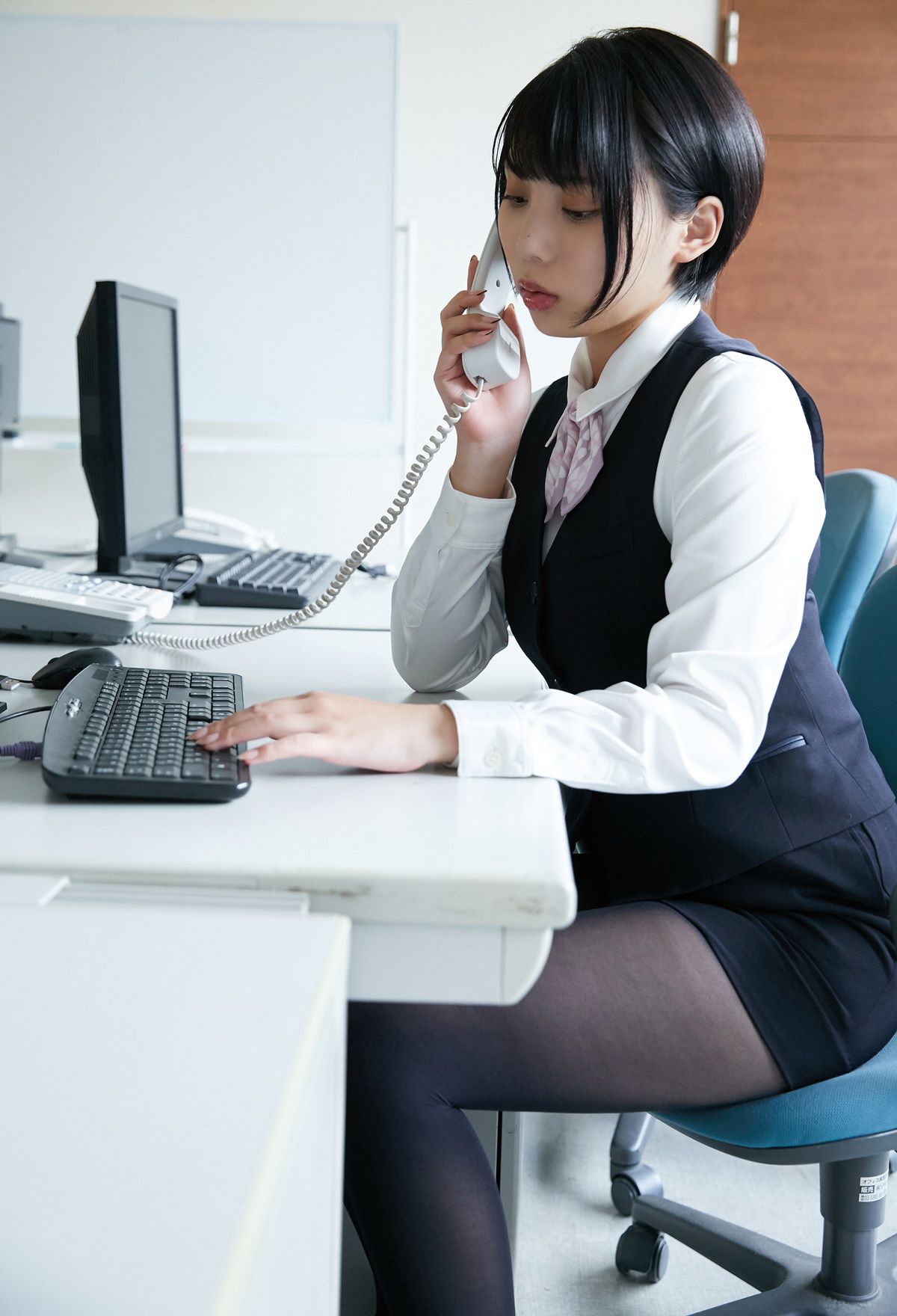 [photobook] Kaoru Yasui 安位薫 - A new employee Yasui-san 新入社員の安位さん_第3张