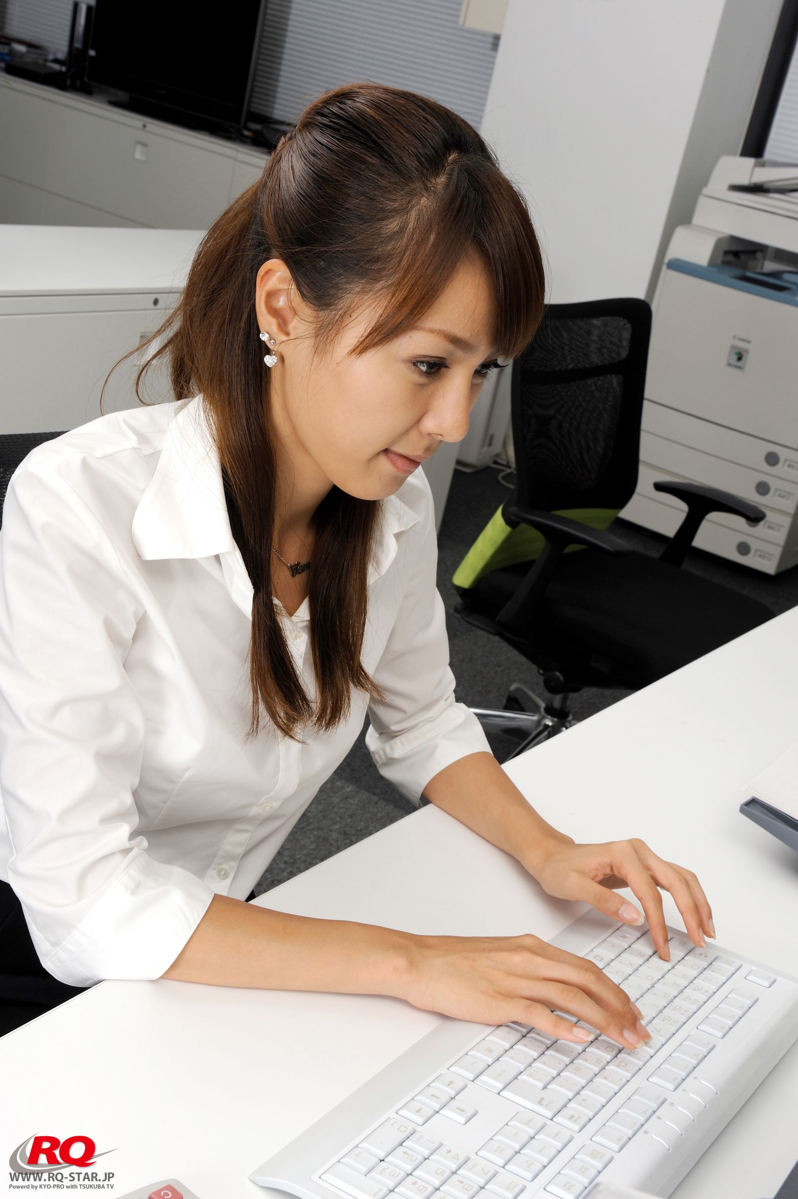 [RQ-STAR] NO.00062 Tomoe Nakagawa 中川知映 Office Lady 写真集_第2张