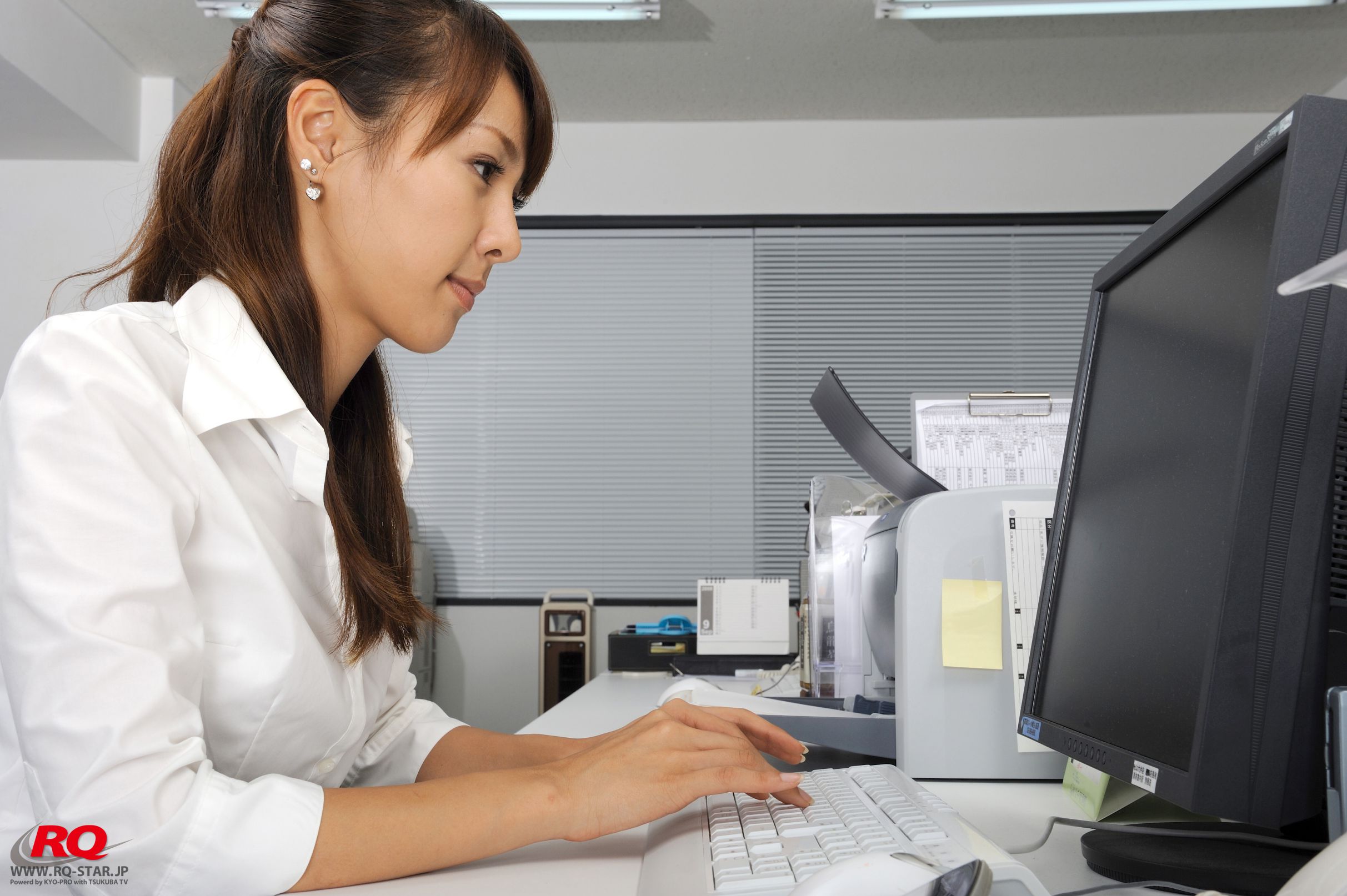 [RQ-STAR] NO.00062 Tomoe Nakagawa 中川知映 Office Lady 写真集_第3张