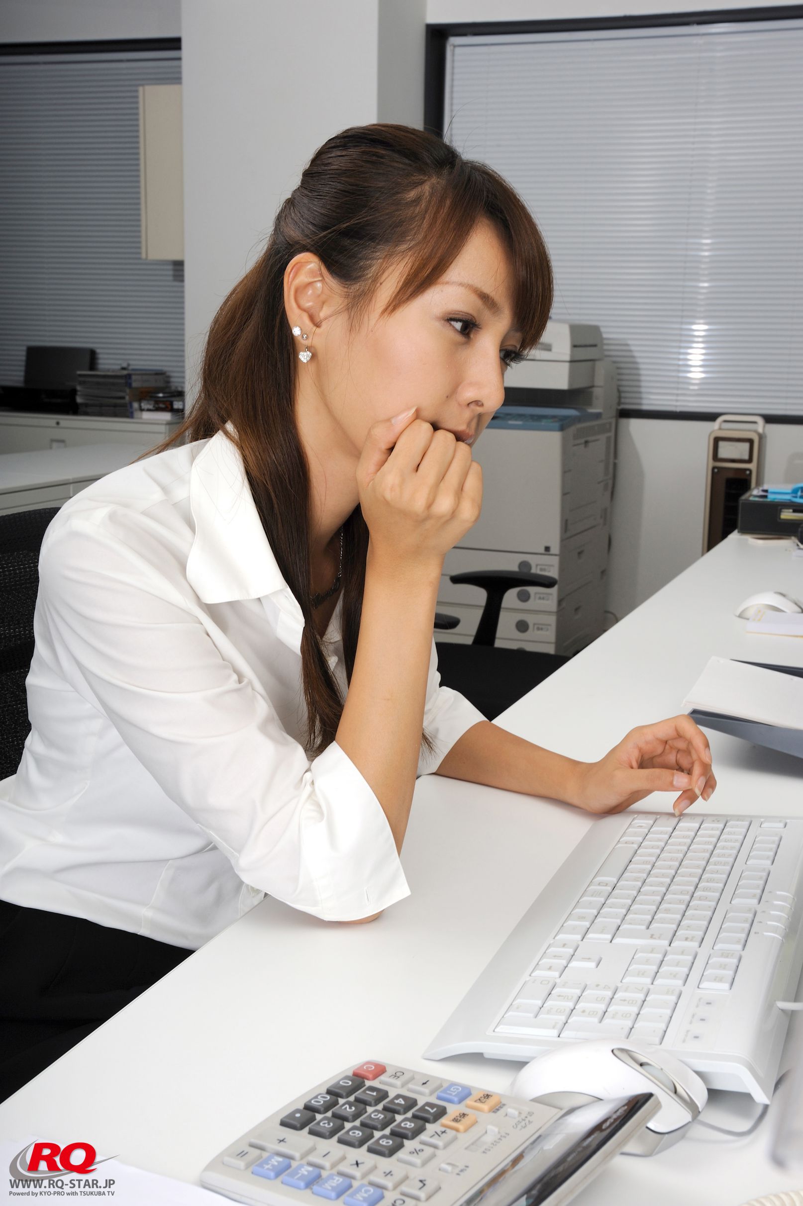 [RQ-STAR] NO.00062 Tomoe Nakagawa 中川知映 Office Lady 写真集_第4张