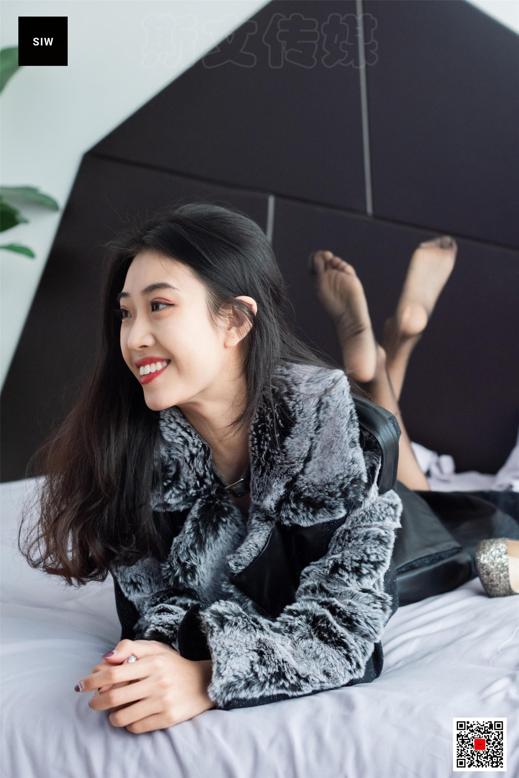 [斯文传媒SIW]  蓉儿 翻毛领拼色毛呢仿皮华贵长款大衣_第1张