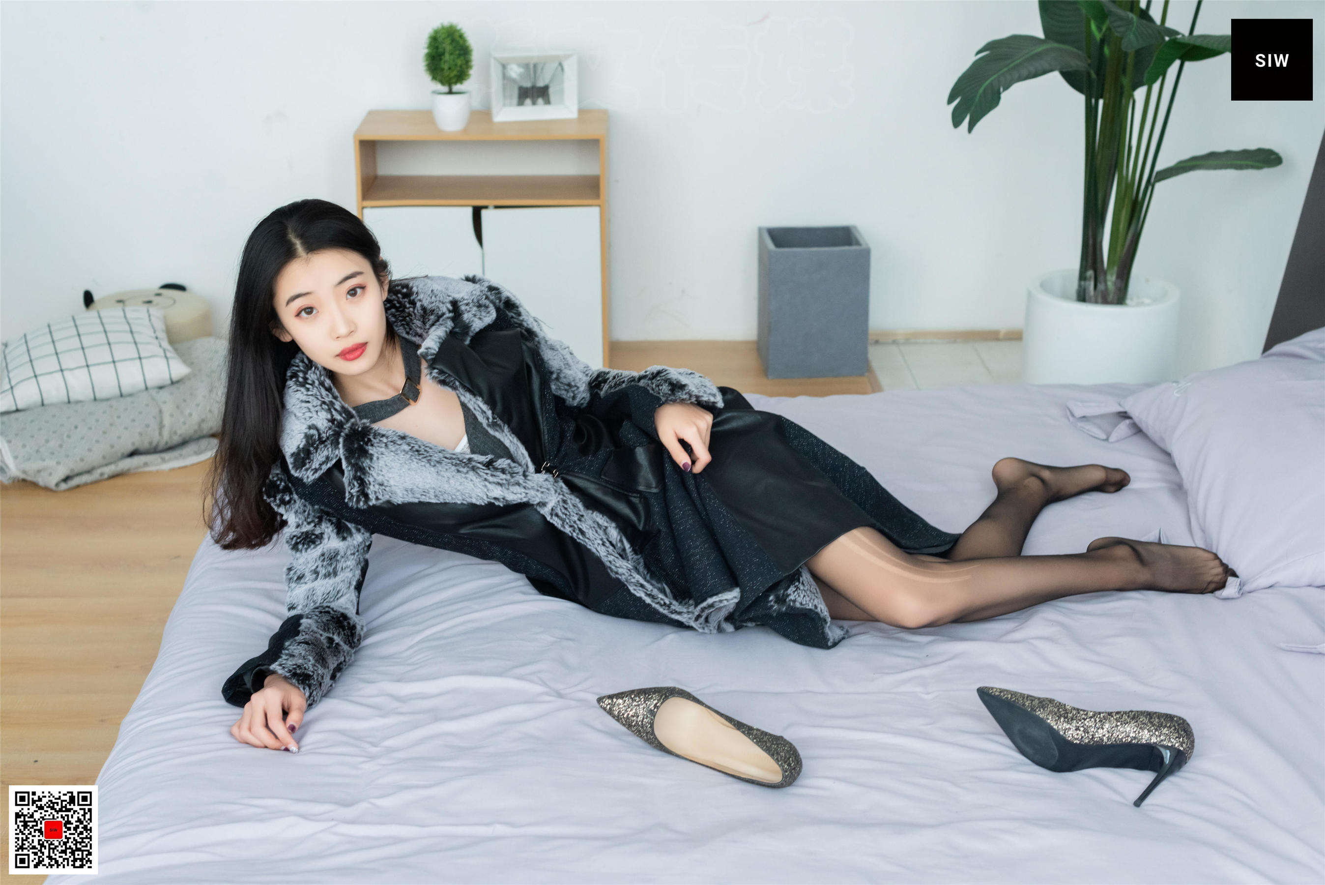 [斯文传媒SIW]  蓉儿 翻毛领拼色毛呢仿皮华贵长款大衣_第2张