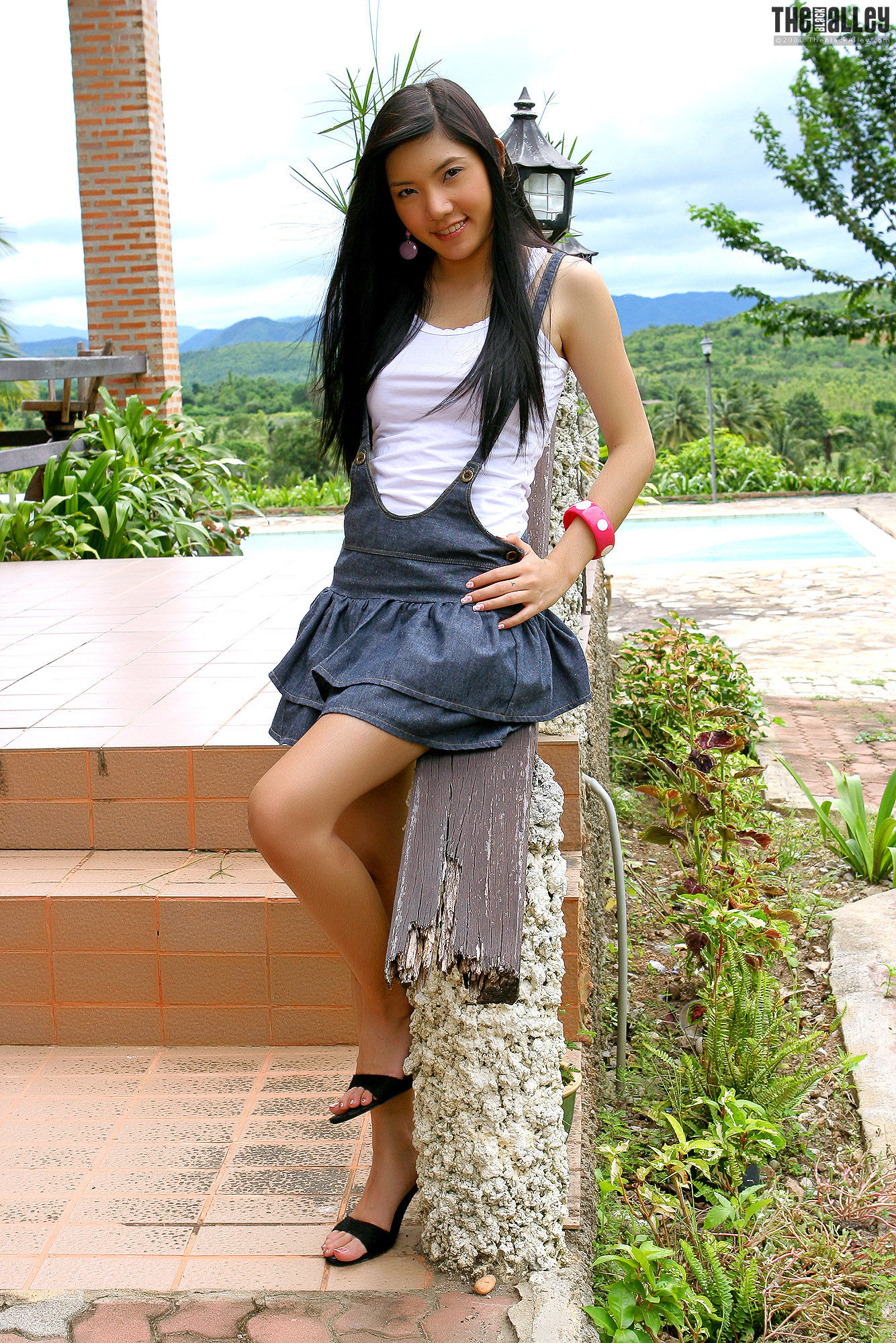 [TheBlackAlley] Vanessa Tang 吊带牛仔裙妹子_第1张
