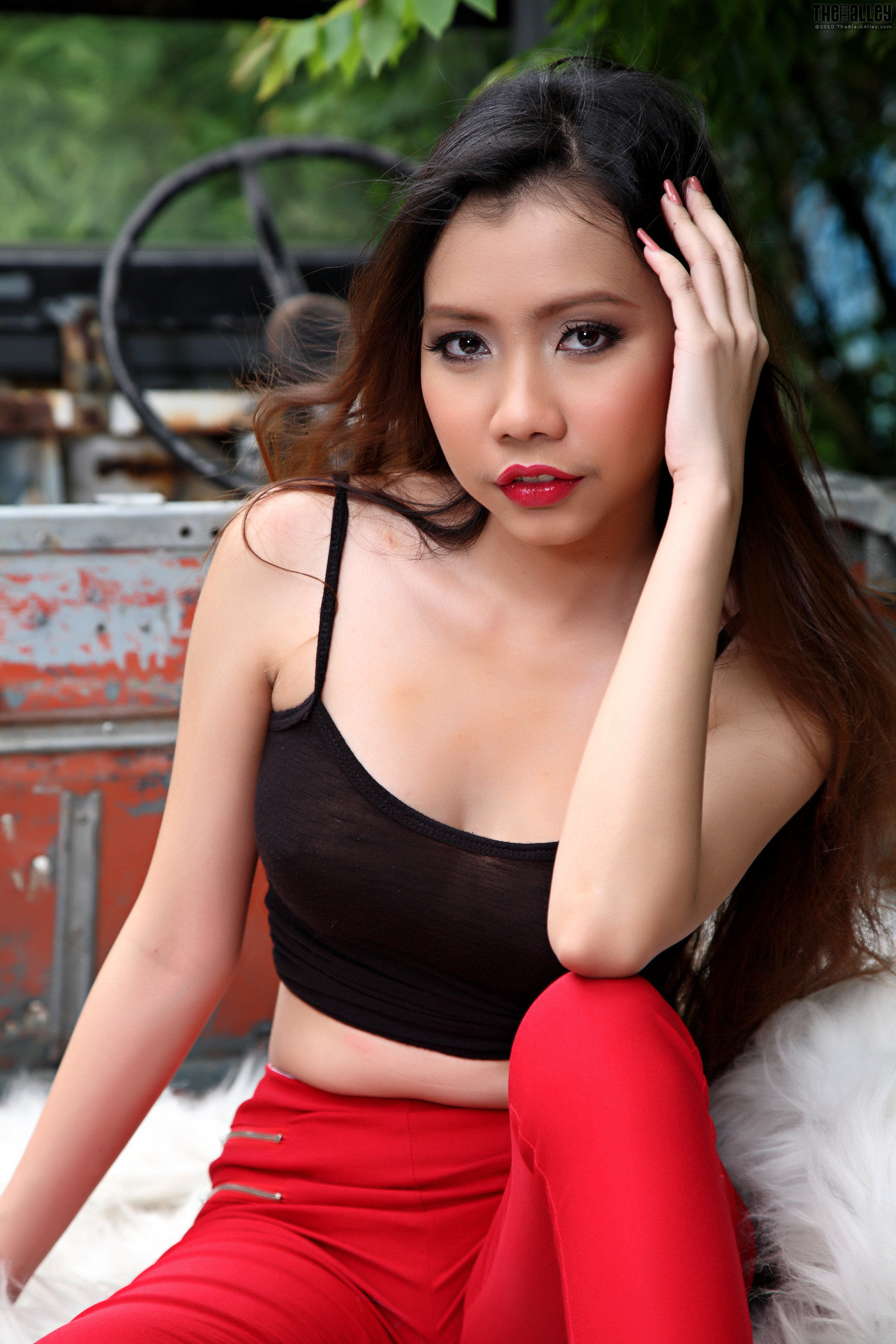 Mayavee《小背心+红色紧身裤》 [The Black Alley]_第1张