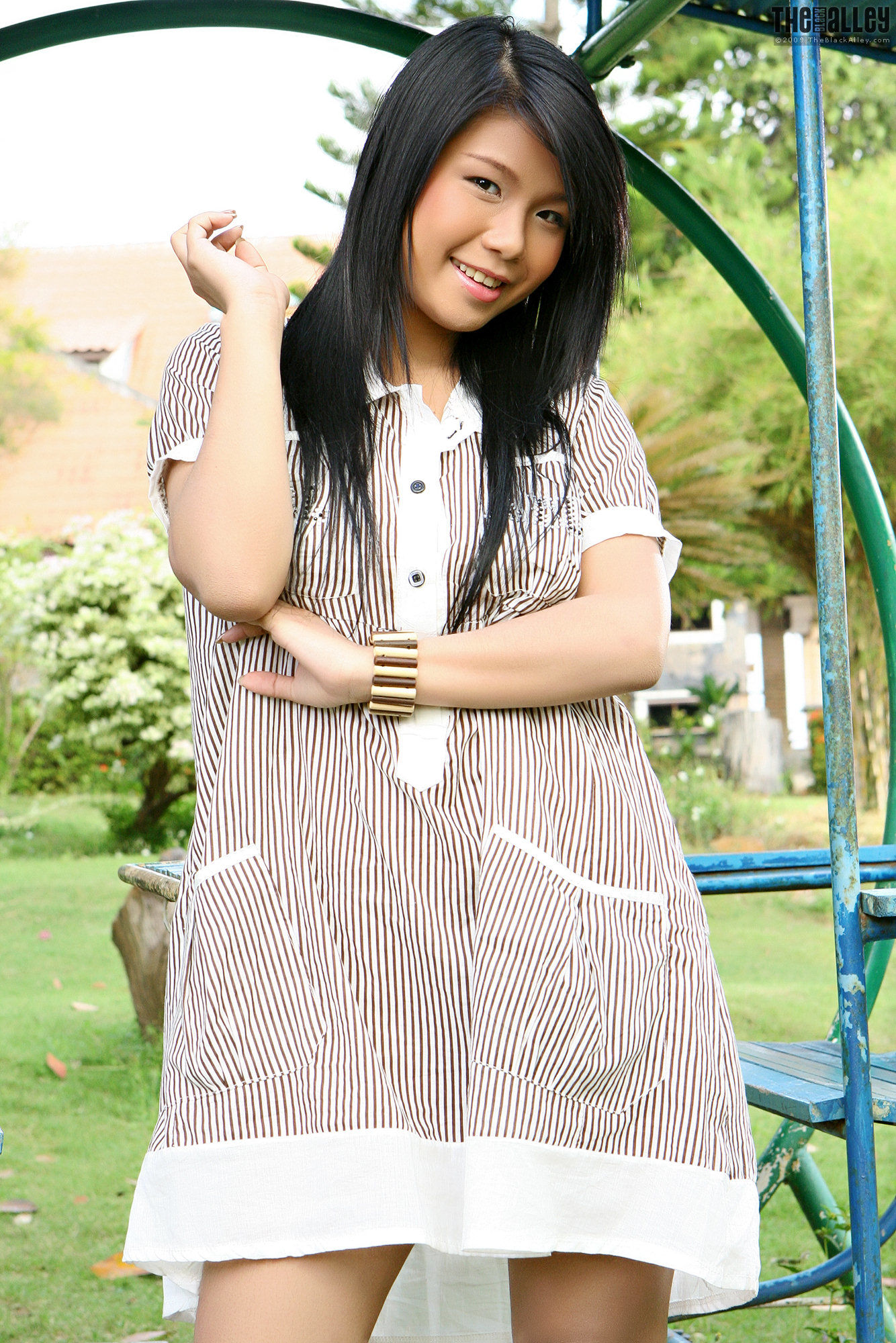 Lora Lee《公园小妹》 [The Black Alley]_第1张