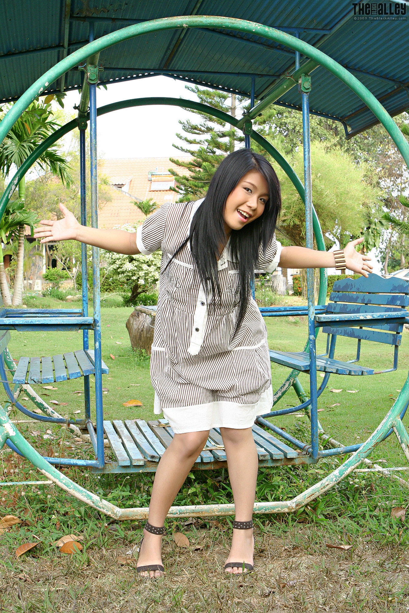 Lora Lee《公园小妹》 [The Black Alley]_第3张