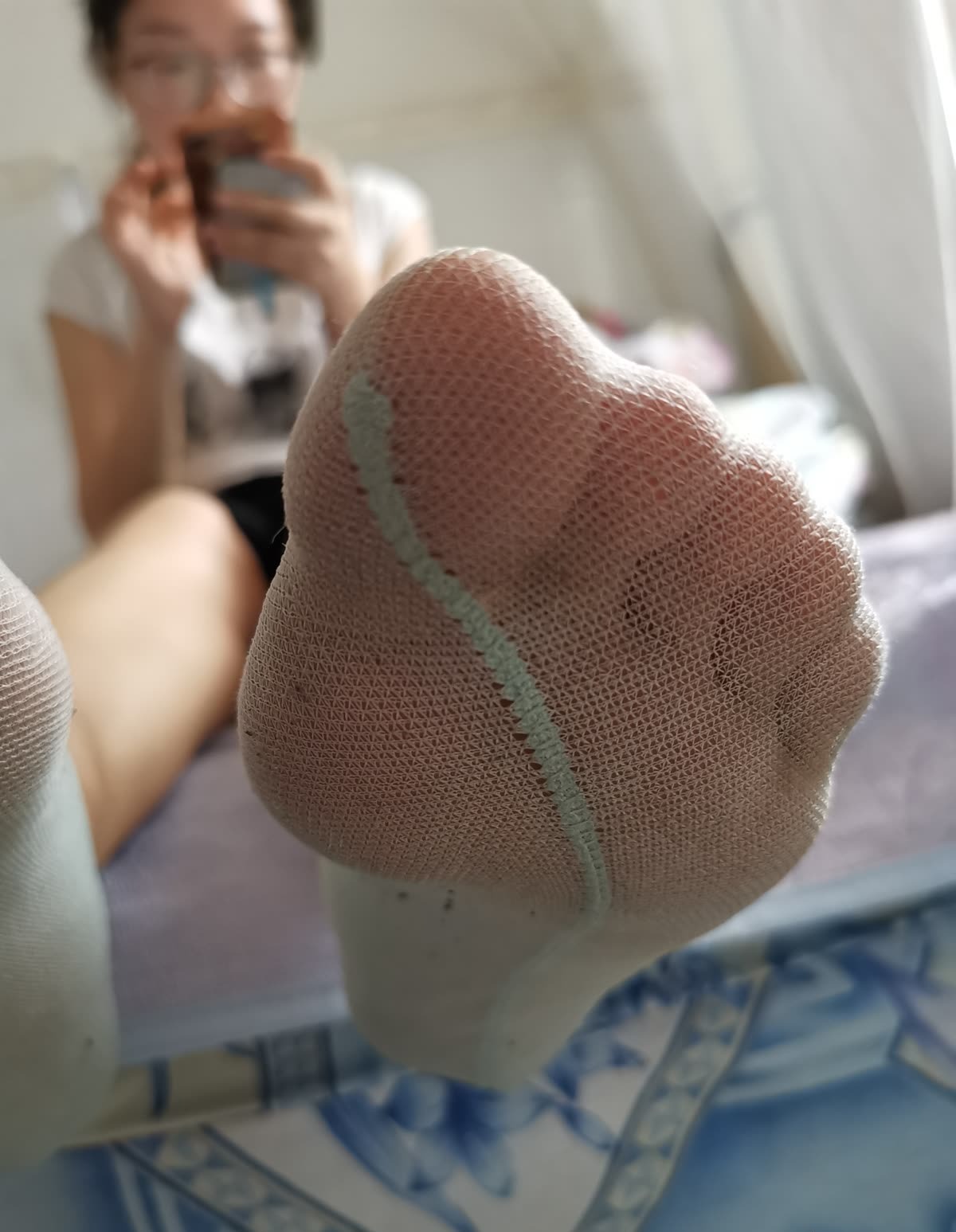 鱼鱼足影 – 全套足袜写真&视频[91期-2024.8]